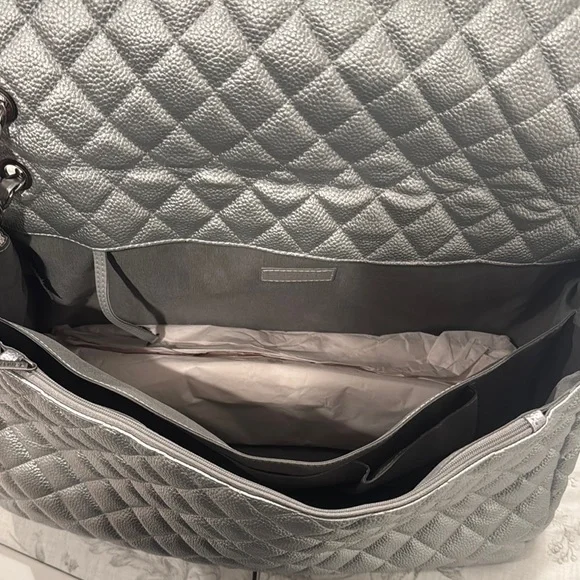 Chanel style silver travel bag - Picture 8 of 12